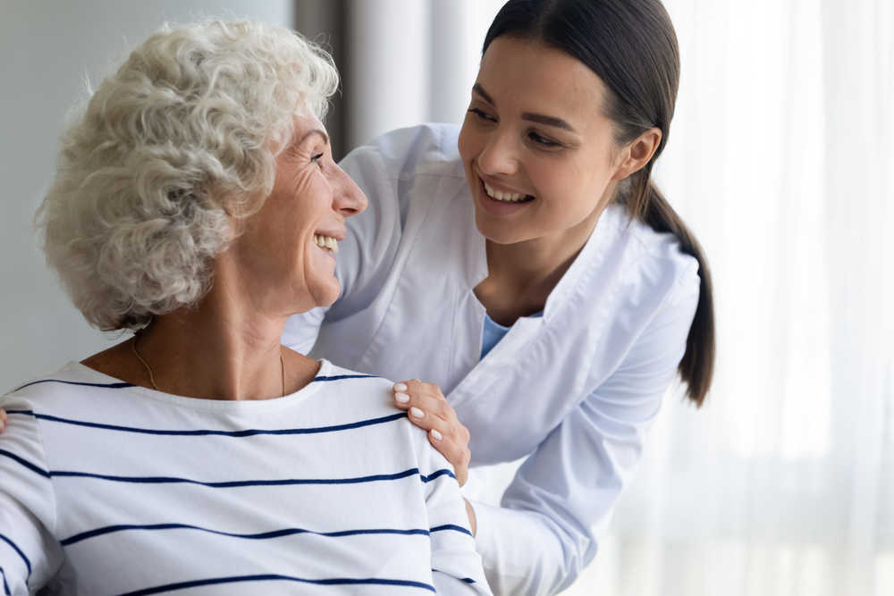 Las ventajas de contratar un servicio de cuidado para personas mayores