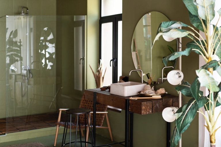 El baño es la habitación más importante de tu casa y la que peor tratas. Descubre qué puedes hacer para mejorarlo sin grandes reformas